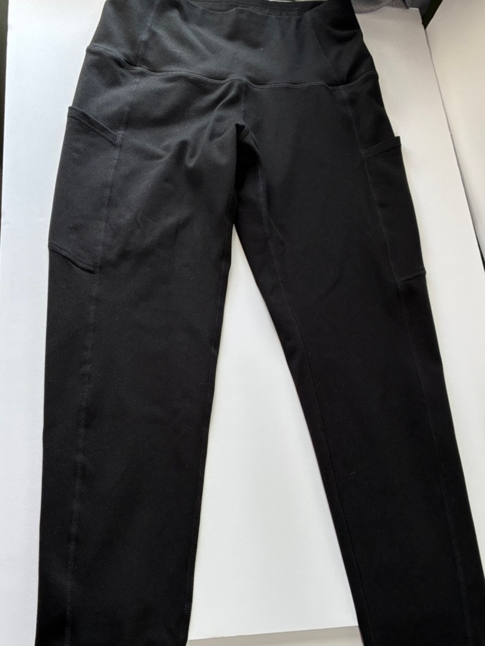 High-Rise Black Active Leggings with Dual Side Pockets